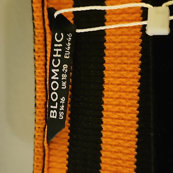 Women's BloomChic V- Neck Top NWT ~ Size 14/16 - Picture 3 of 9